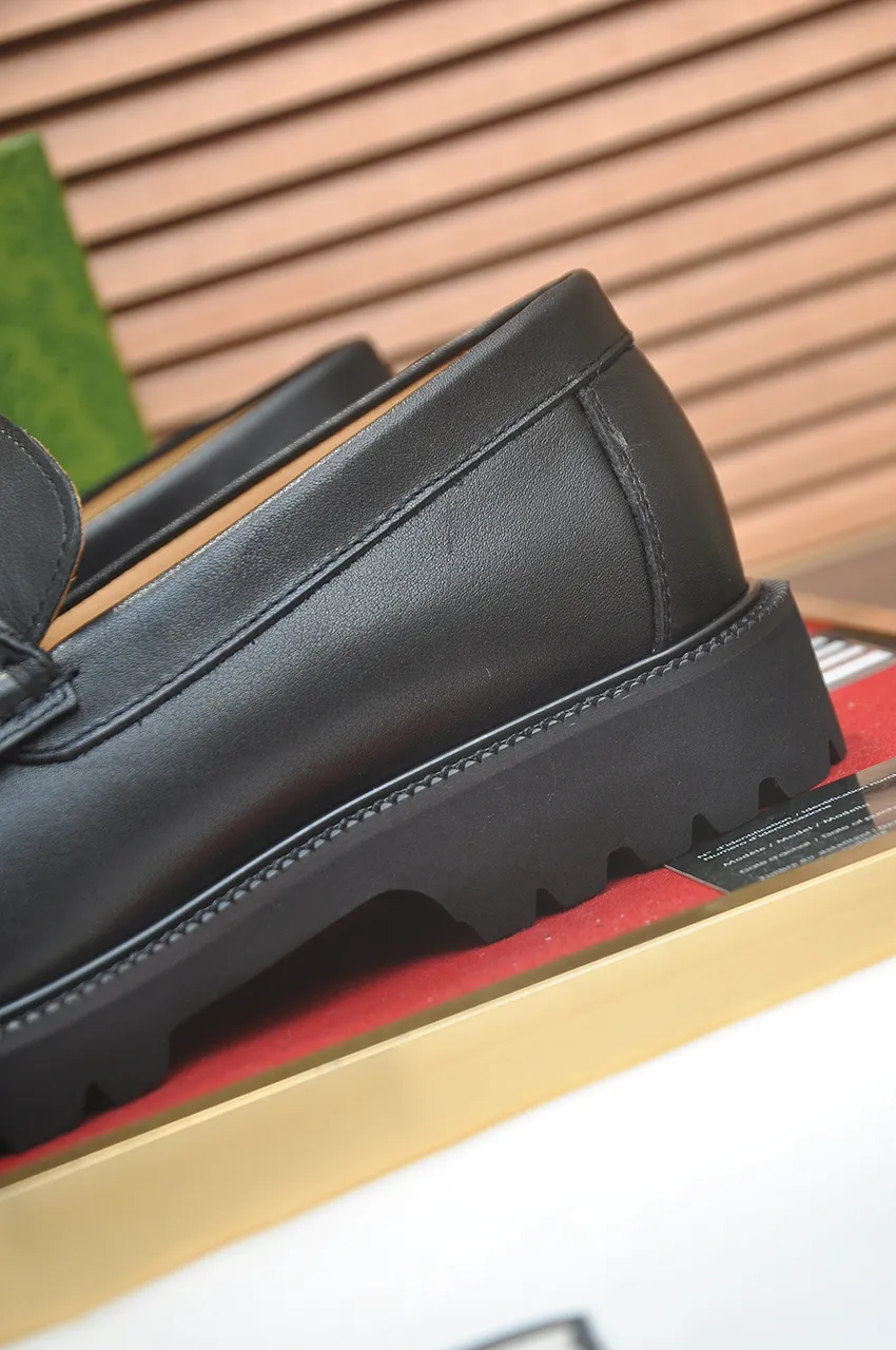 Men's shoes💰560💶Italy's top luxury men's shoe giant (GUCCI) (Gucci) (full cowhide lining) new arrival🍃Original European style🔰 Pleasant to the eye😍In order to make the shoes more durable and non-deformable🌀The production continues to follow traditional methods but there is still no lack of innovation💪Choose original sheepskin for the leather♻️ Smooth and natural And extra bright ⭐Made of imported cowhide, the first choice of rich people 38-45 (45 customized)